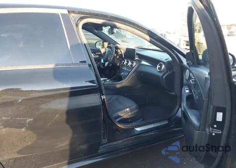 2015 Mercedes-Benz C 300 Sport 4Matic z USA, uszkodzony, nr VIN 55SWF4KB6FU026688